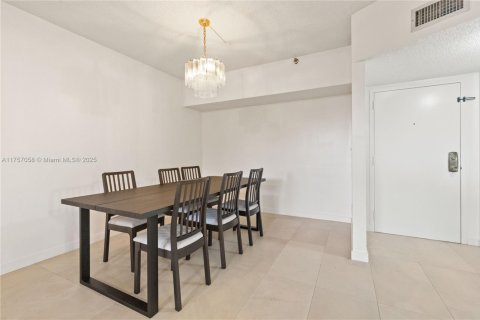 Condo in Miami, Florida, 2 bedrooms  № 1863723 - photo 4