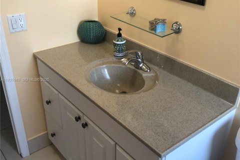 Condo in Hallandale Beach, Florida, 2 bedrooms  № 1994126 - photo 10