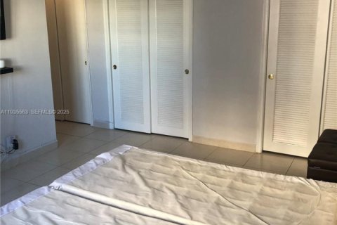 Condo in Hallandale Beach, Florida, 2 bedrooms  № 1994126 - photo 16