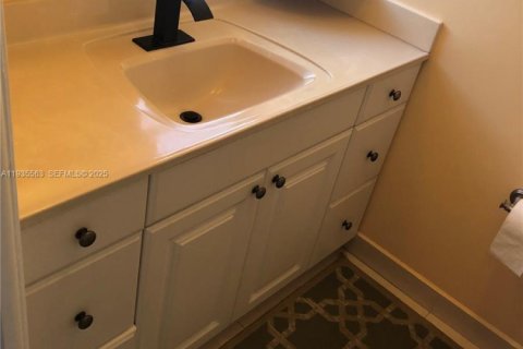 Condo in Hallandale Beach, Florida, 2 bedrooms  № 1994126 - photo 12