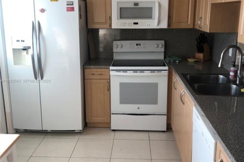 Condo in Hallandale Beach, Florida, 2 bedrooms  № 1994126 - photo 2