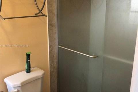 Condo in Hallandale Beach, Florida, 2 bedrooms  № 1994126 - photo 13