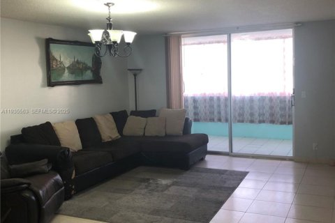 Condo in Hallandale Beach, Florida, 2 bedrooms  № 1994126 - photo 5