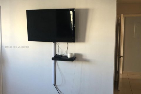 Condo in Hallandale Beach, Florida, 2 bedrooms  № 1994126 - photo 15