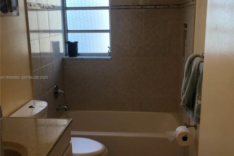 Condo in Hallandale Beach, Florida, 2 bedrooms  № 1994126 - photo 11