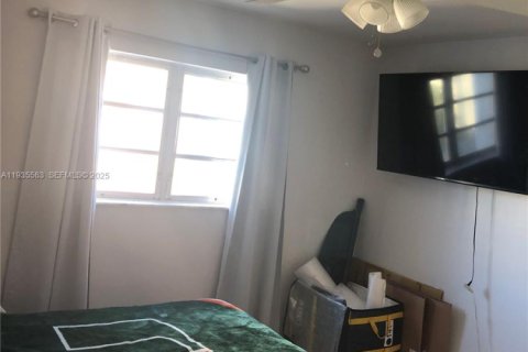 Condo in Hallandale Beach, Florida, 2 bedrooms  № 1994126 - photo 9