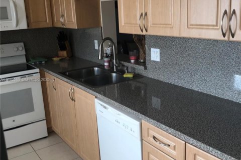 Condo in Hallandale Beach, Florida, 2 bedrooms  № 1994126 - photo 1