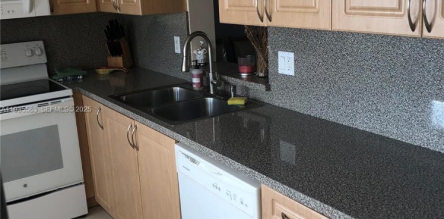 Condo in Hallandale Beach, Florida, 2 bedrooms  № 1994126