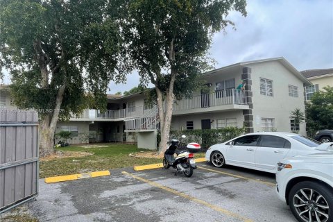 Condominio en Oakland Park, Florida, 1 dormitorio  № 2054318