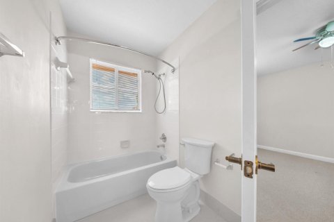 House in Weston, Florida 5 bedrooms, 361.76 sq.m. № 2084053 - photo 26