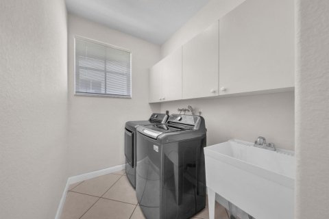 House in Weston, Florida 5 bedrooms, 361.76 sq.m. № 2084053 - photo 20