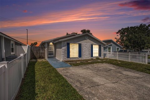 Casa en venta en Tampa, Florida, 3 dormitorios, 107.58 m2 № 1905408 - foto 1