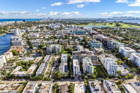Touwnhouse à vendre à Bay Harbor Islands, Floride: 3 chambres, 156.08 m2 № 2036631 - photo 9