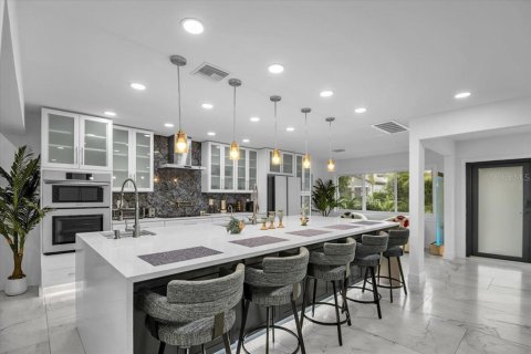 House in Sarasota, Florida 5 bedrooms, 290.41 sq.m. № 2214464 - photo 13