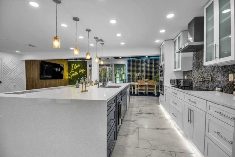 House in Sarasota, Florida 5 bedrooms, 290.41 sq.m. № 2214464 - photo 9