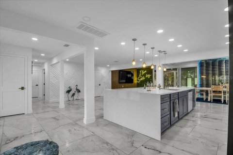 House in Sarasota, Florida 5 bedrooms, 290.41 sq.m. № 2214464 - photo 8