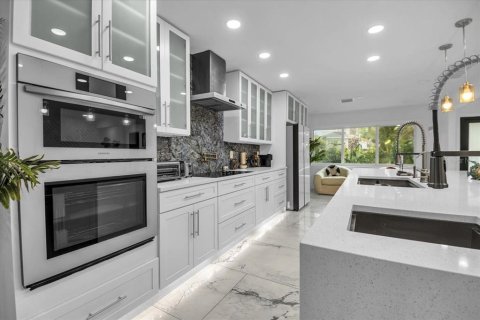 House in Sarasota, Florida 5 bedrooms, 290.41 sq.m. № 2214464 - photo 12