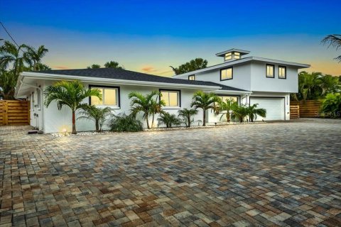 House in Sarasota, Florida 5 bedrooms, 290.41 sq.m. № 2214464