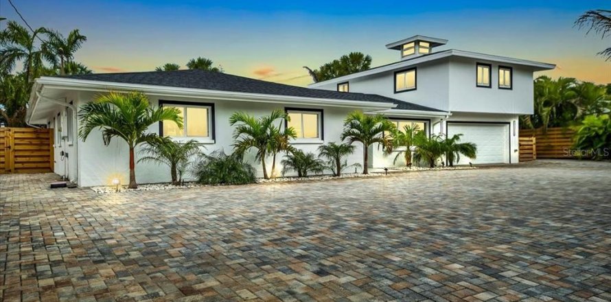 House in Sarasota, Florida 5 bedrooms, 290.41 sq.m. № 2214464