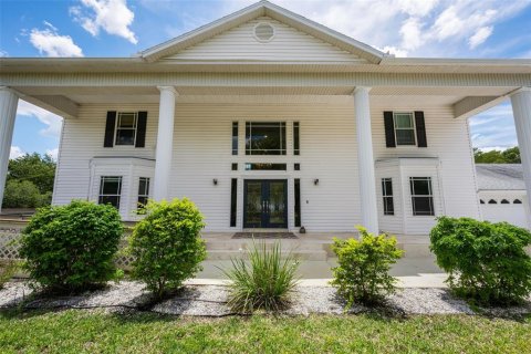 House in New Port Richey, Florida 5 bedrooms, 494.43 sq.m. № 2098027 - photo 4