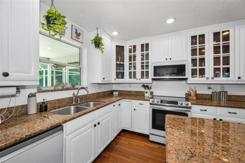 House in New Port Richey, Florida 5 bedrooms, 494.43 sq.m. № 2098027 - photo 22