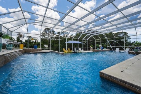 House in New Port Richey, Florida 5 bedrooms, 494.43 sq.m. № 2098027 - photo 2