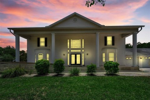 House in New Port Richey, Florida 5 bedrooms, 494.43 sq.m. № 2098027
