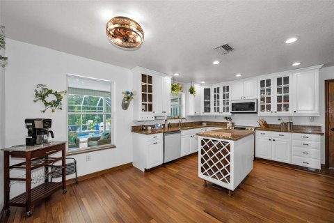 House in New Port Richey, Florida 5 bedrooms, 494.43 sq.m. № 2098027 - photo 17