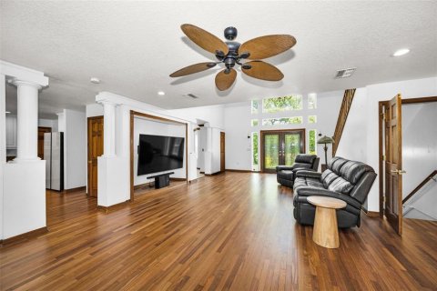 House in New Port Richey, Florida 5 bedrooms, 494.43 sq.m. № 2098027 - photo 11