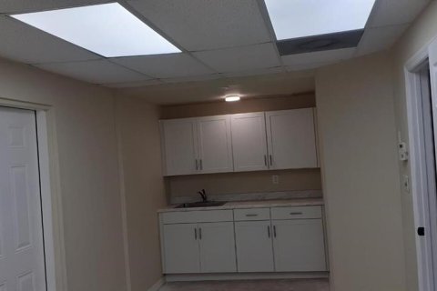 Propiedad comercial en alquiler en Brandon, Florida, 202.99 m2 № 1542152 - foto 11