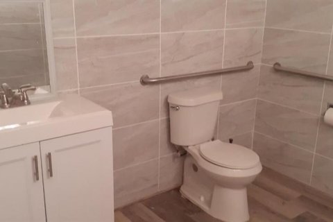 Propiedad comercial en alquiler en Brandon, Florida, 202.99 m2 № 1542152 - foto 9