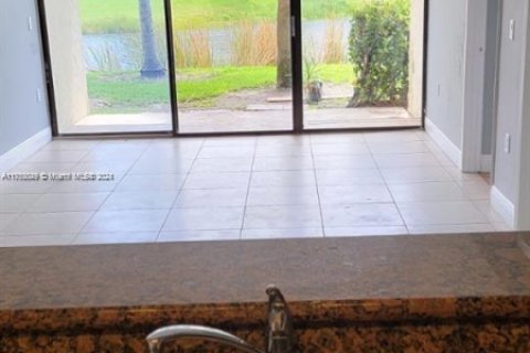 Condo in West Palm Beach, Florida, 2 bedrooms  № 1462494 - photo 2