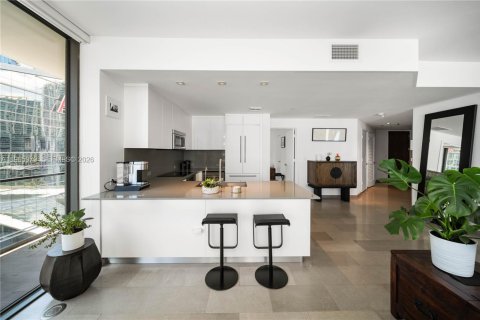 Condo in Miami, Florida, 2 bedrooms № 2081266 - photo 2