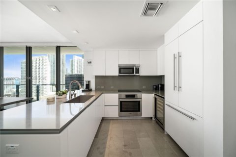 Condo in Miami, Florida, 2 bedrooms № 2081266 - photo 3