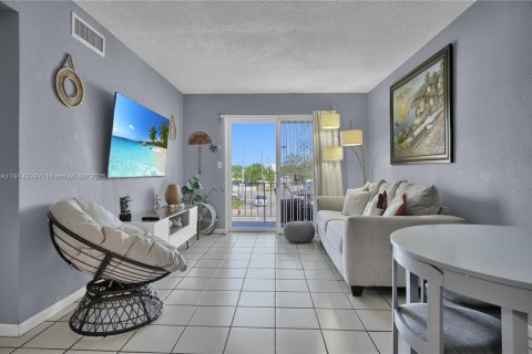 Купить кондоминиум в Майами, Флорида 2 спальни, 63.17м2, № 1969894 - фото 1