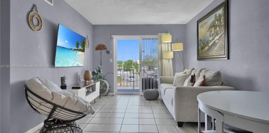 Кондоминиум с 2 спальнями в Майами, Флорида № 1969894