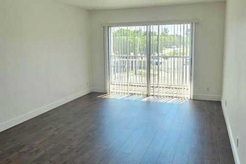 Condominio en alquiler en West Palm Beach, Florida, 2 dormitorios, 70.23 m2 № 2085765 - foto 3