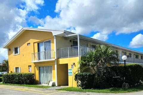 Condominio en West Palm Beach, Florida, 2 dormitorios  № 2085765