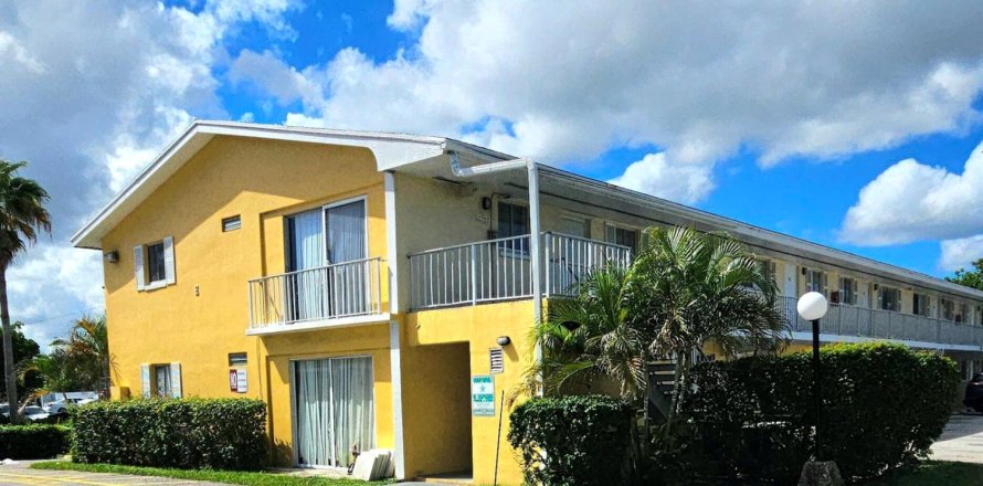 Condominio en West Palm Beach, Florida, 2 dormitorios  № 2085765