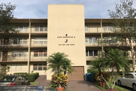 Condominio en alquiler en Pembroke Pines, Florida, 1 dormitorio, 75.34 m2 № 1929805 - foto 1