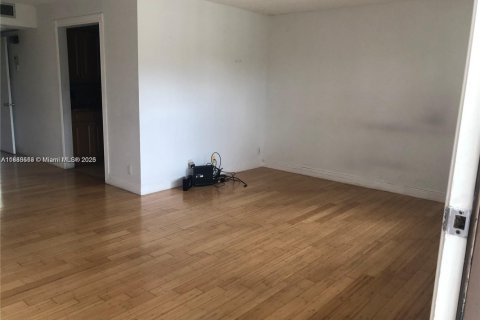 Condominio en alquiler en Pembroke Pines, Florida, 1 dormitorio, 75.34 m2 № 1929805 - foto 15