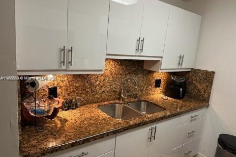 Condo in Pembroke Pines, Florida, 1 bedroom  № 1929805 - photo 2