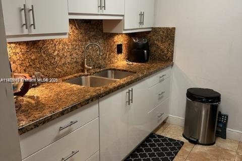 Condominio en alquiler en Pembroke Pines, Florida, 1 dormitorio, 75.34 m2 № 1929805 - foto 3