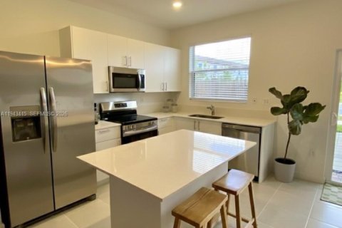 Снять в аренду таунхаус в Хомстед, Флорида 3 спальни, 123.37м2, № 2001929 - фото 3