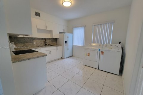 Villa ou maison à louer à Miami, Floride: 3 chambres, 190.64 m2 № 1944184 - photo 11