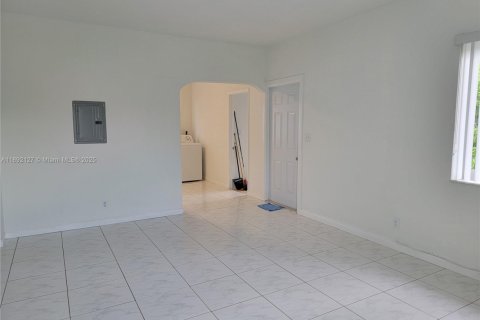 Villa ou maison à louer à Miami, Floride: 3 chambres, 190.64 m2 № 1944184 - photo 15