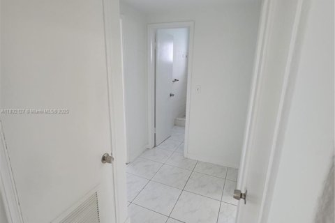 Villa ou maison à louer à Miami, Floride: 3 chambres, 190.64 m2 № 1944184 - photo 5