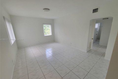 Villa ou maison à louer à Miami, Floride: 3 chambres, 190.64 m2 № 1944184 - photo 4