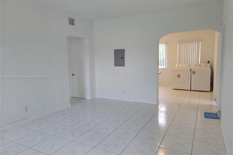 Villa ou maison à louer à Miami, Floride: 3 chambres, 190.64 m2 № 1944184 - photo 14