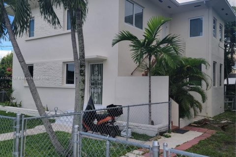 Villa ou maison à louer à Miami, Floride: 3 chambres, 190.64 m2 № 1944184 - photo 1